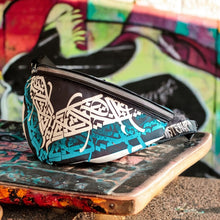 Load image into Gallery viewer, RIÑONERA AKA AZUL